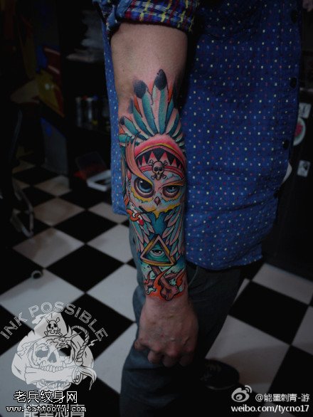 手臂彩色上帝之眼猫头鹰纹身图案