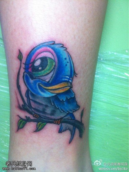俏皮蓝色小鸟纹身图案
