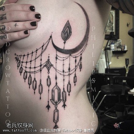 美女胸部性感的蕾丝边纹身图案