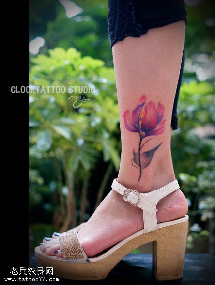 彩绘漂亮的小花卉纹身图案