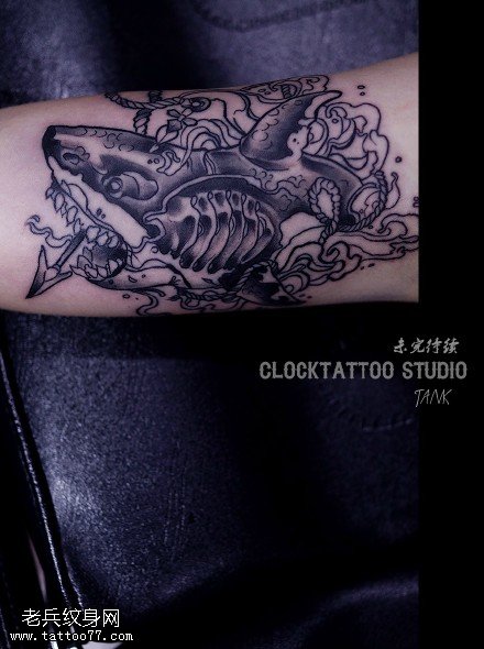欧美风黑灰鲨鱼纹身图案