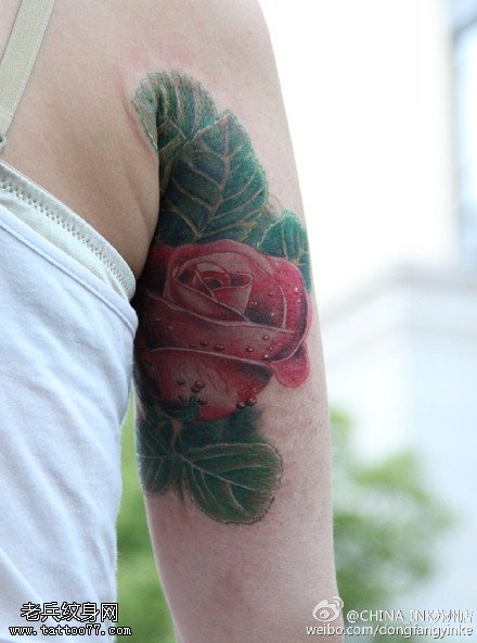 逼真立体的红玫瑰纹身图案