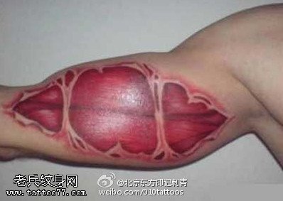 彩绘逼真的肌肉纹身图案