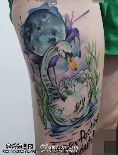 水墨风格美丽的白鹅纹身图案