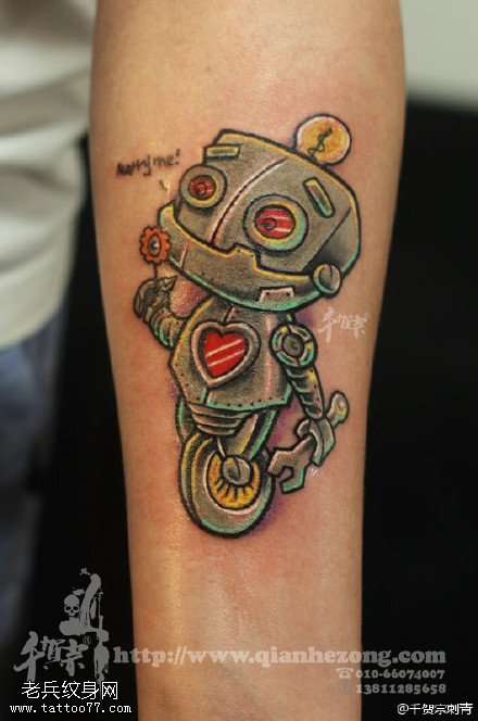 胳膊上的小机器人纹身图案