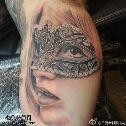 欧美风带面具的美女纹身图案