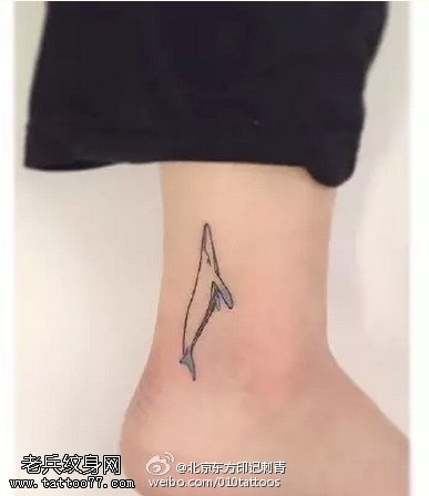 简单清新的鲸鱼纹身图案