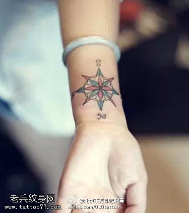 清新精致的指南针纹身图案