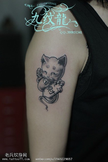 精致小巧的招财猫纹身图案
