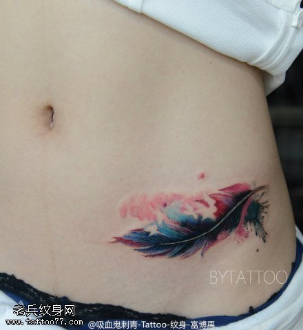 水墨风漂亮的羽毛纹身图案