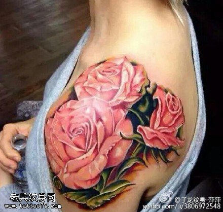 肩膀荆棘的粉玫瑰纹身图案