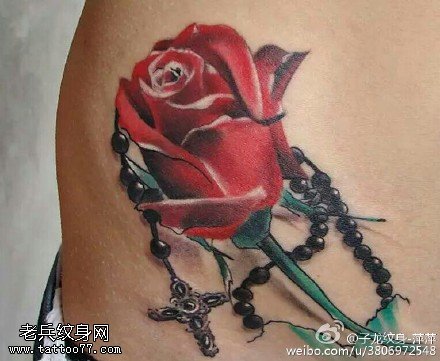 娇艳玫瑰串珠纹身图案