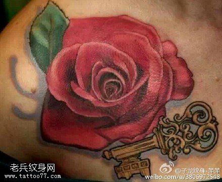 娇艳玫瑰钥匙纹身图案
