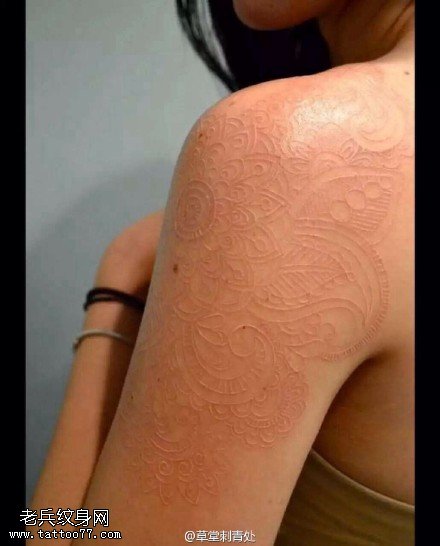 肩部荧光梵花纹身图案