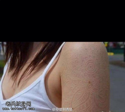 肩膀荧光梵花纹身图案