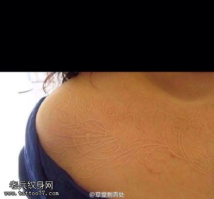 锁骨处荧光花卉纹身图案