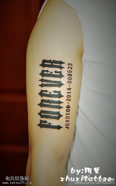 肩膀黑灰字母纹身图案