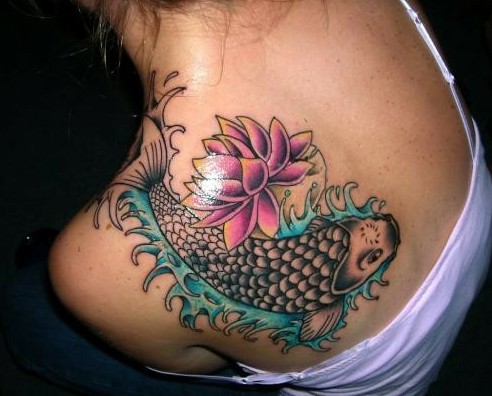 个性时尚女性肩部好看的锦鲤纹身图案图片