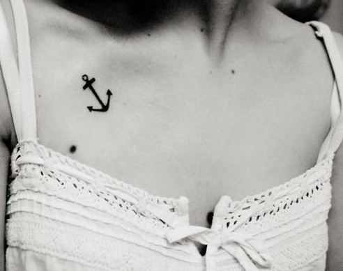 白富美性感锁骨锚纹身图片