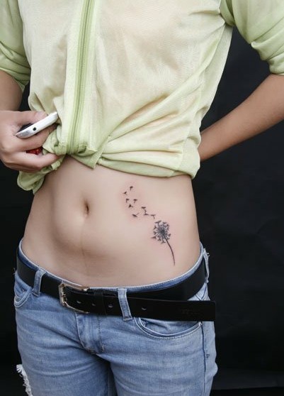 美女性感腹部漂亮好看的蒲公英纹身图图片