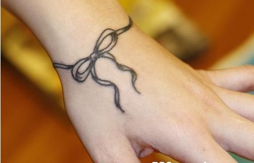 女孩手腕打结的蝴蝶结纹身图片