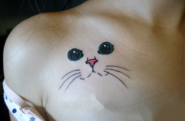 美女胸部上猫咪纹身图片
