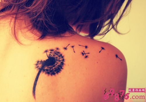 后肩上飞舞的蒲公英纹身图片