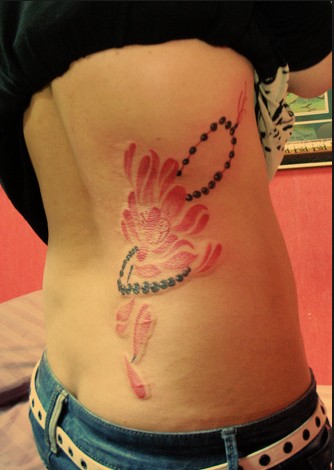 侧腰莲花佛珠纹身图片