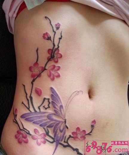 美女腹部梅花蝴蝶纹身图片