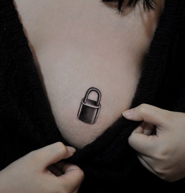 胸上锁纹身图案图片