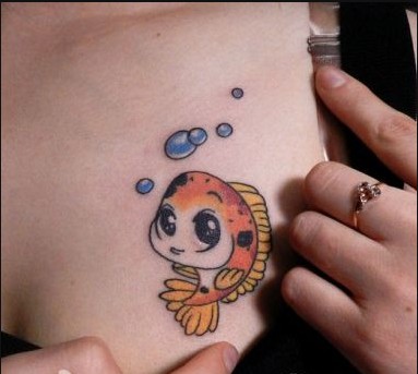 女孩胸部时尚好看的卡通小鱼纹图案身图片