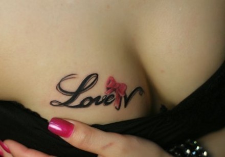 胸前可爱蝴蝶结纹身图片