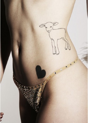 性感美女丁字裤侧腰可爱小羊纹身图案图片
