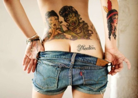 美女后腰个性纹身图片