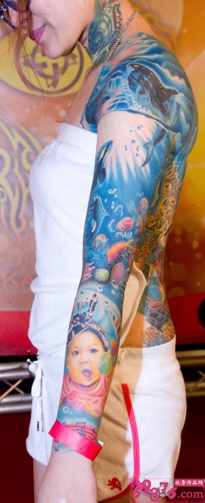 花臂上的很萌小孩纹身图片