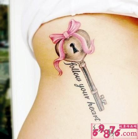胸下心钥匙纹身图片