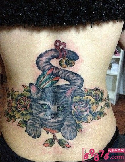 后腰慵懒猫咪纹身图片