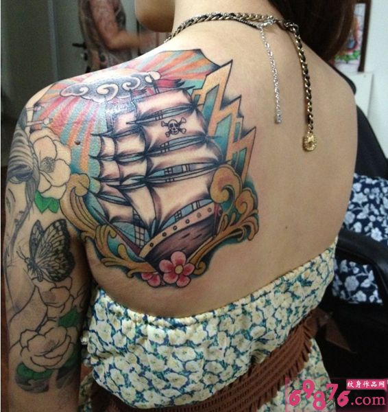 美女后肩部好看的乘风破浪帆船纹身图图片