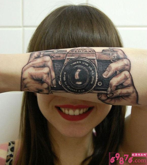 手臂个性照相机纹身图片