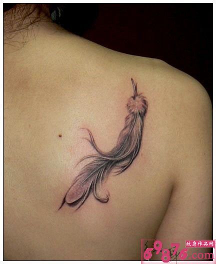 后肩羽毛纹身图片