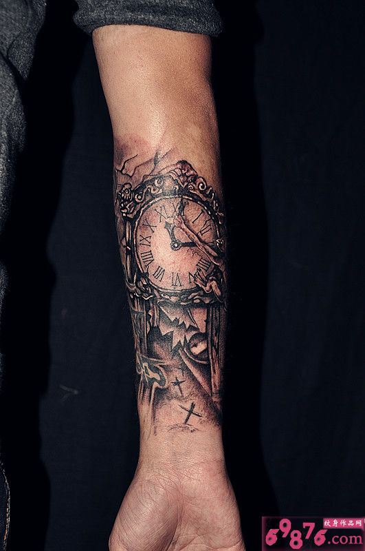 手臂复古时钟纹身图片