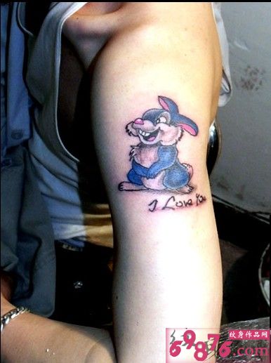 手臂兔子纹身图片