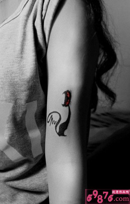 女生手臂黑色猫咪纹身图片