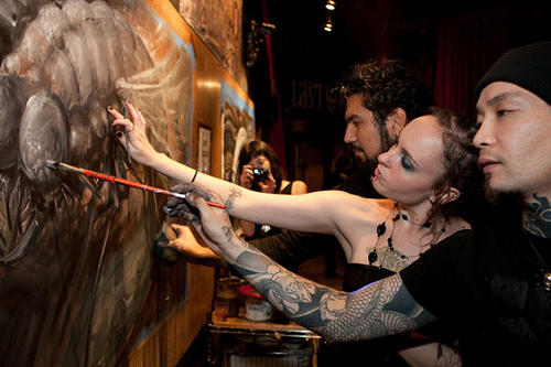 美丽外国纹身师秀手臂纹身图片