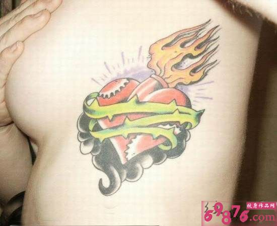 侧胸怒火的心时尚纹身图片