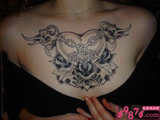 美女胸前戴枷锁心纹身图片