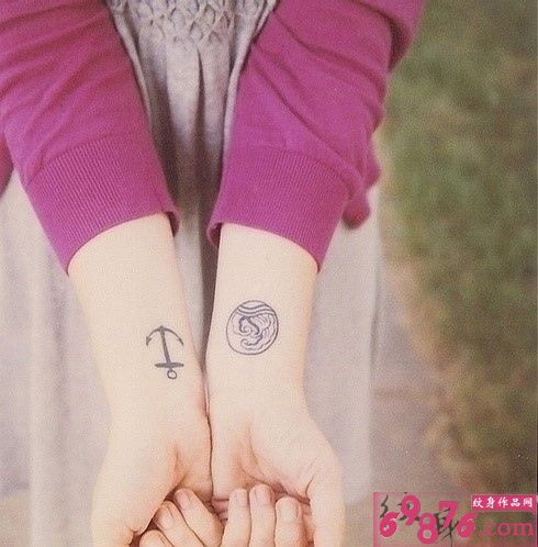 女生手臂方向标纹身图片