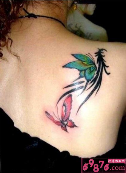 女生后肩唯美好看的花蝴蝶纹身图片图片