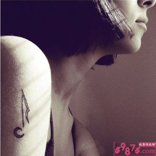 女生手臂音符纹身图片