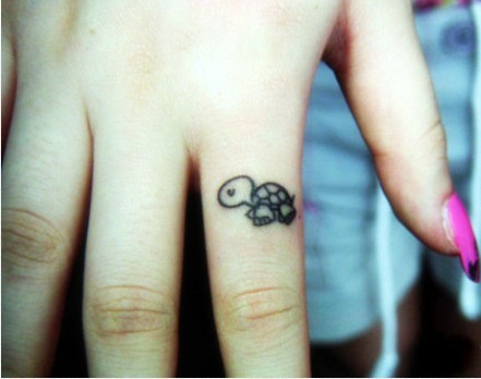 手指可爱小乌龟纹身图片